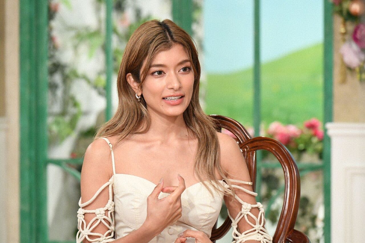 【画像】ローラ（34）が全裸で写真撮る