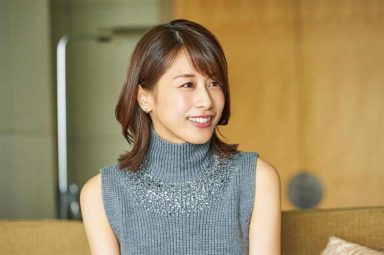【芸能】加藤綾子（40）リボンの白ツイードスーツ姿が反響