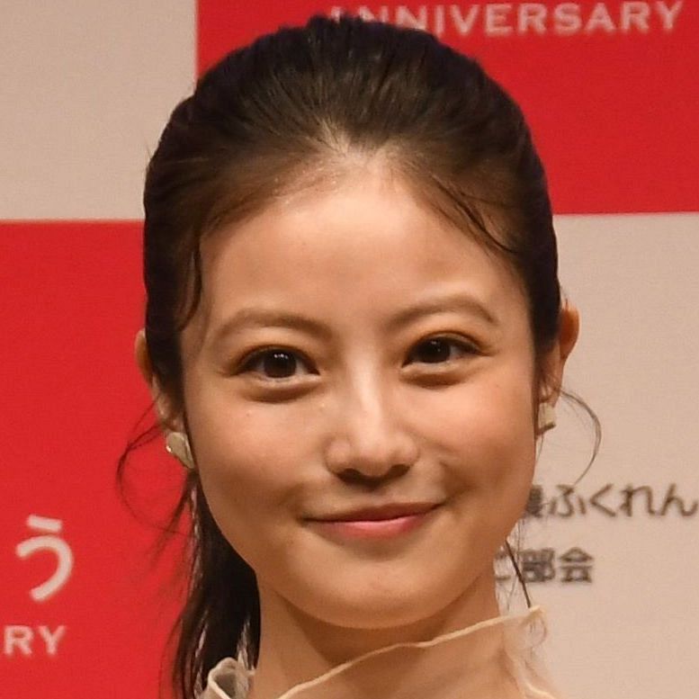 【芸能】今田美桜（26）ミニスカセーラー服で美脚見せ