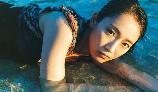 【芸能】吉岡里帆、黒の水着姿で美ボディちらり