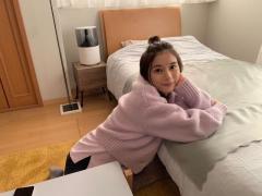 芳根京子、宮沢りえらに囲まれて”25歳”ポーズ