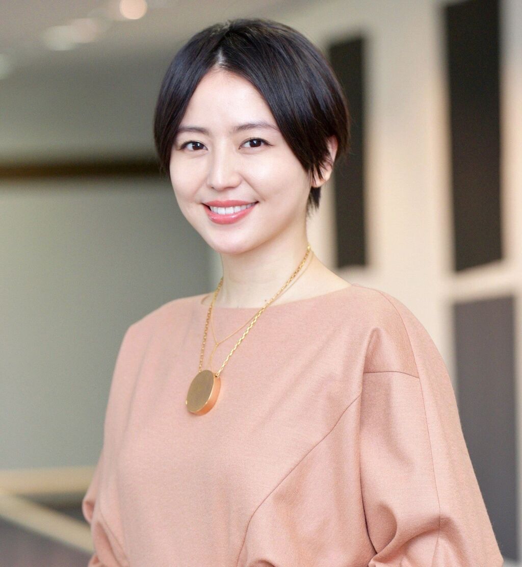 【芸能】長澤まさみ（37）有馬記念の表彰式に今年も“赤“のドレスで登場！　