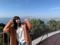 広瀬すず、ラグジュアリーな黒ミニワンピーから覗く生足にドキっ。赤バッグ＆リップがアクセント