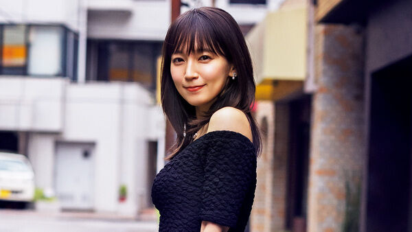 【芸能】吉岡里帆、デコルテあらわな黒ワンピ姿でピザをパクッ！