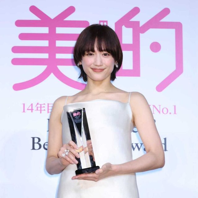 【芸能】綾瀬はるか（37）純白の肩出しドレスで美デコルテ披露