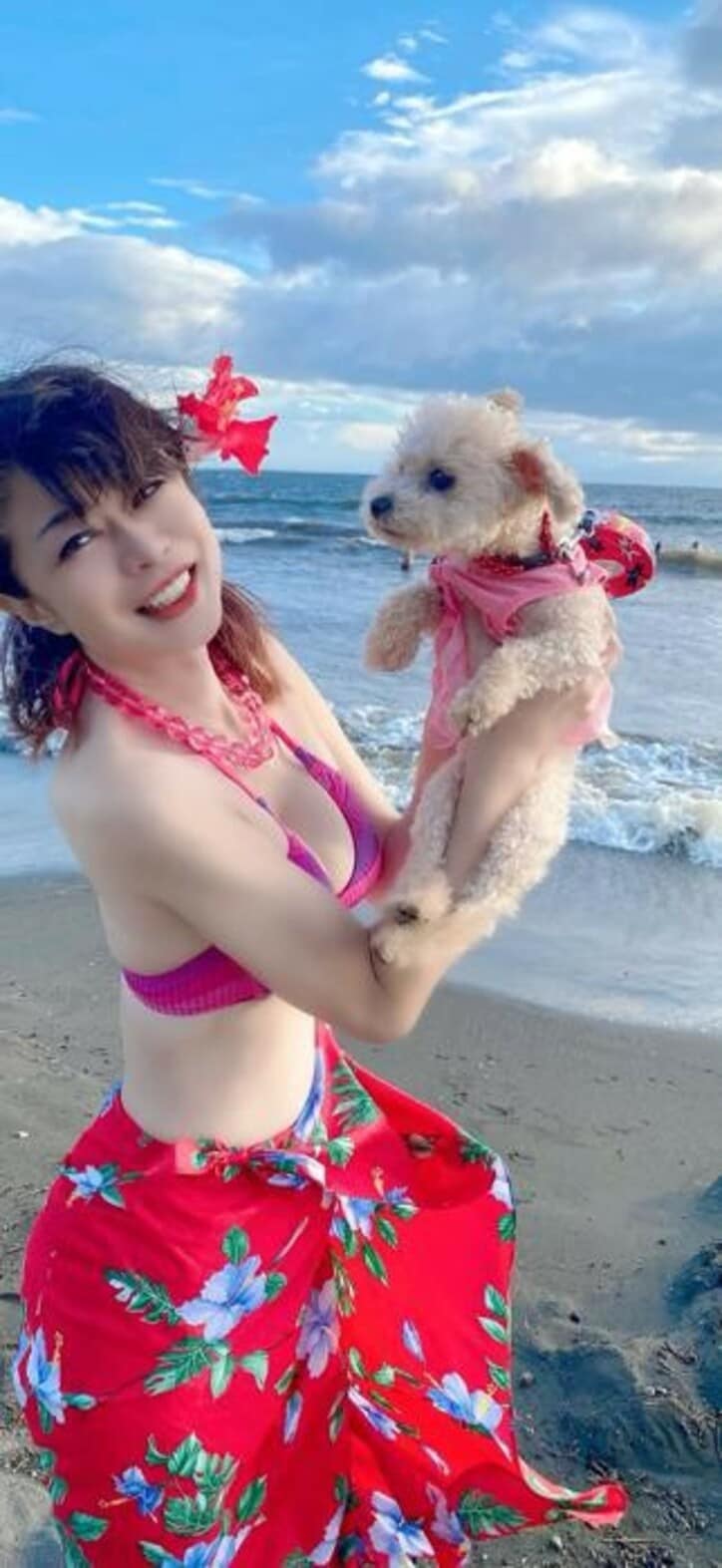 【演歌】北山みつき、54歳のビーチでの水着姿