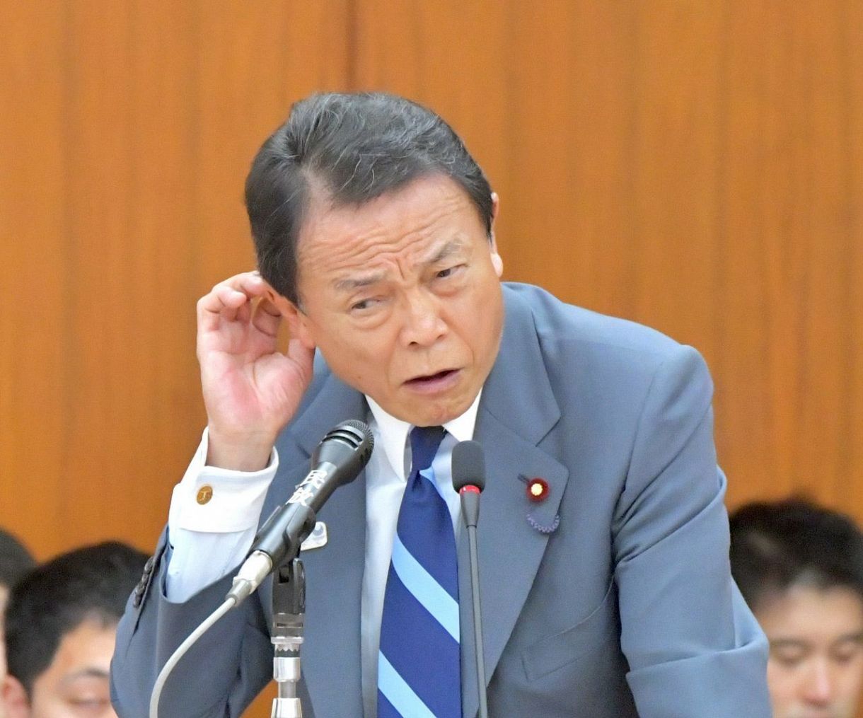 【朗報】麻生太郎82歳　引退を決めた　長男が出馬