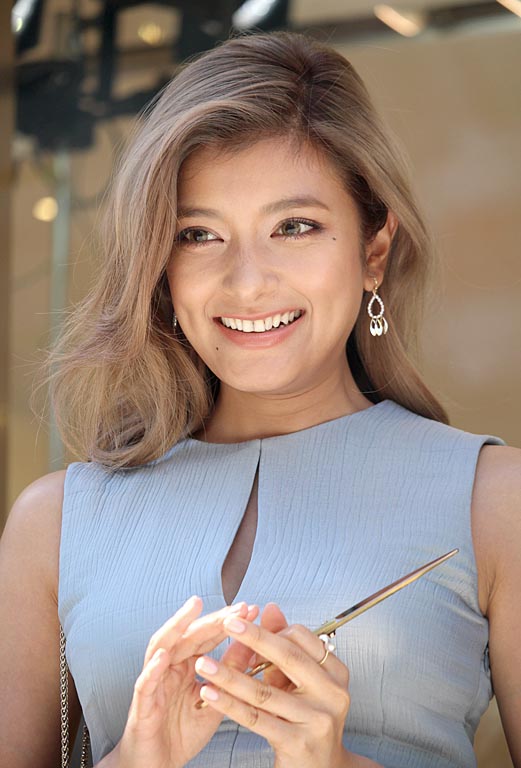 【芸能】米ＬＡ在住のローラ、３４歳の近影！デコルテ＆美肩あらわな姿