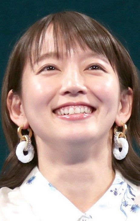 【芸能】吉岡里帆、春らしいコーデで“お腹＆太ももチラリ”