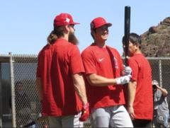 大谷、キャンプ初日から二刀流調整 １４０Ｍ柵越えで両手ガッツポーズ「へへへっ」
