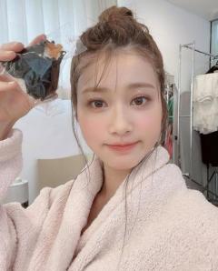 生見愛瑠のニヤニヤな笑顔がたまらない！写真集「はじまり。」から目だけをひょっこり！