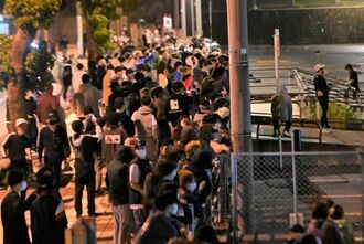 【沖縄】「仲間が警官に暴行された」　若者300人以上が警察署を取り巻き騒ぎに