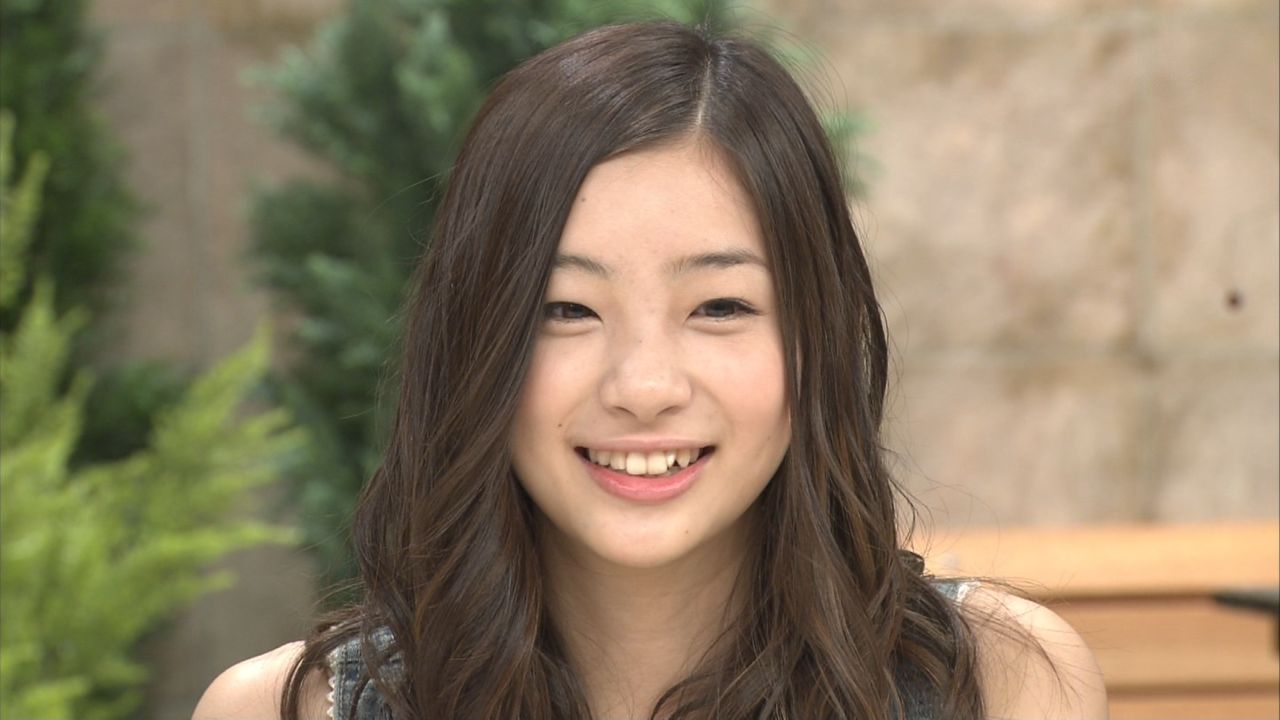 【露出】足立梨花（29）“ハイレグ水着”食い込む姿に「お尻丸出し」