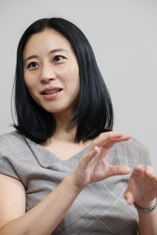 三浦瑠璃さん、友人男性との腕組みデートをすっぱ抜かれる