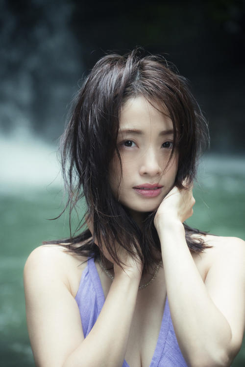【芸能】3児の母の上戸彩（39）15年ぶりに写真集を発売
