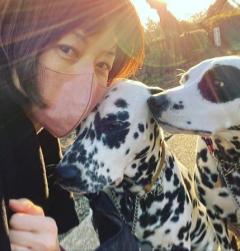 高岡早紀、愛犬たちとのお散歩ショットに「和みます」 - 芸能ニュース掲示板｜ローカルクチコミ爆サイ.com南関東版