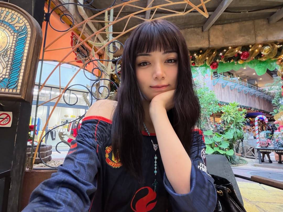 【芸能】池田エライザ（29）マンＵトップス＆赤ミニスカ脚線美