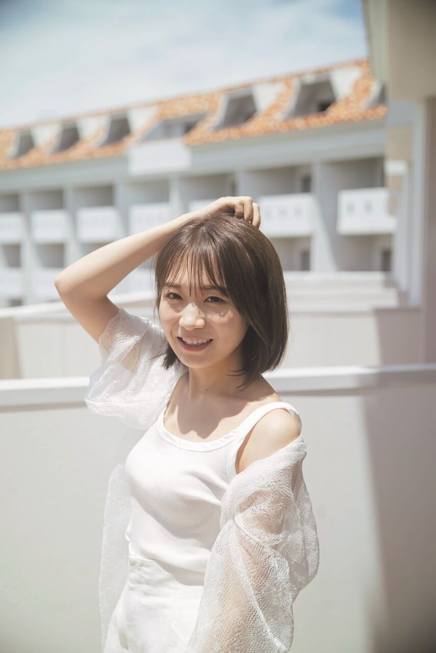 【アイドル】元乃木坂46秋元真夏（29）白のショーパンで太もも見せ！