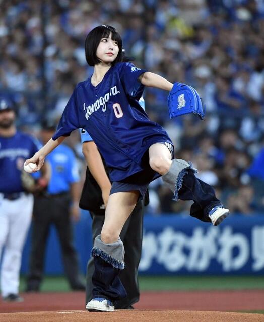 【芸能】」あのちゃんが全身青コーデで始球式に登場