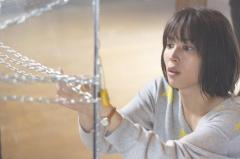 広瀬アリス、キュートな笑顔でつまんでいるものは？