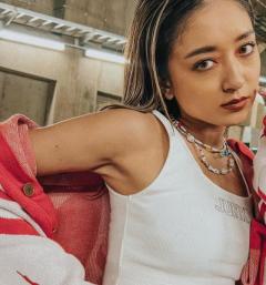 みちょぱ、デニムでヤンキー座り。セクシーすぎるケンカ上等スタイル？