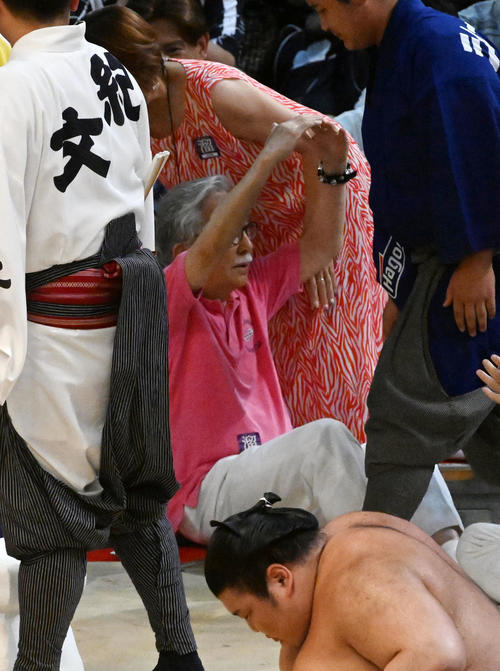 【朗報】大村崑（92）さん、正代にはじき飛ばされるもノーダメ