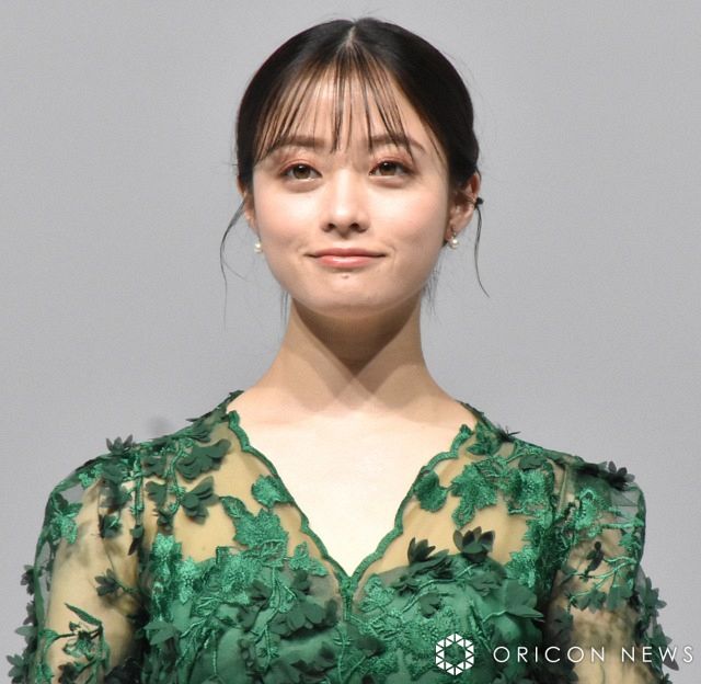 【芸能】橋本環奈 胸元透け感の緑ワンピで今年を総括