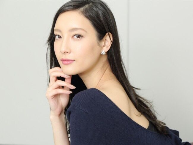 【芸能】菜々緒が黒水着ビキニ姿でハンバーガーをパクッ！