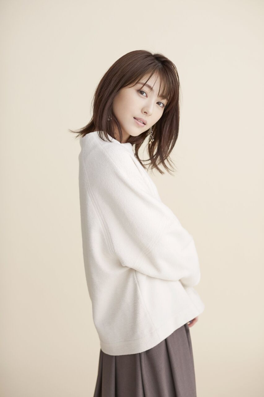 【画像】浜辺美波さん（23）パジャマの隙間から谷間をチラ見せ