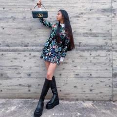 【修正】加工が過ぎるkoki：ミニスカ＆ロングブーツ姿にまたも総ツッコミ