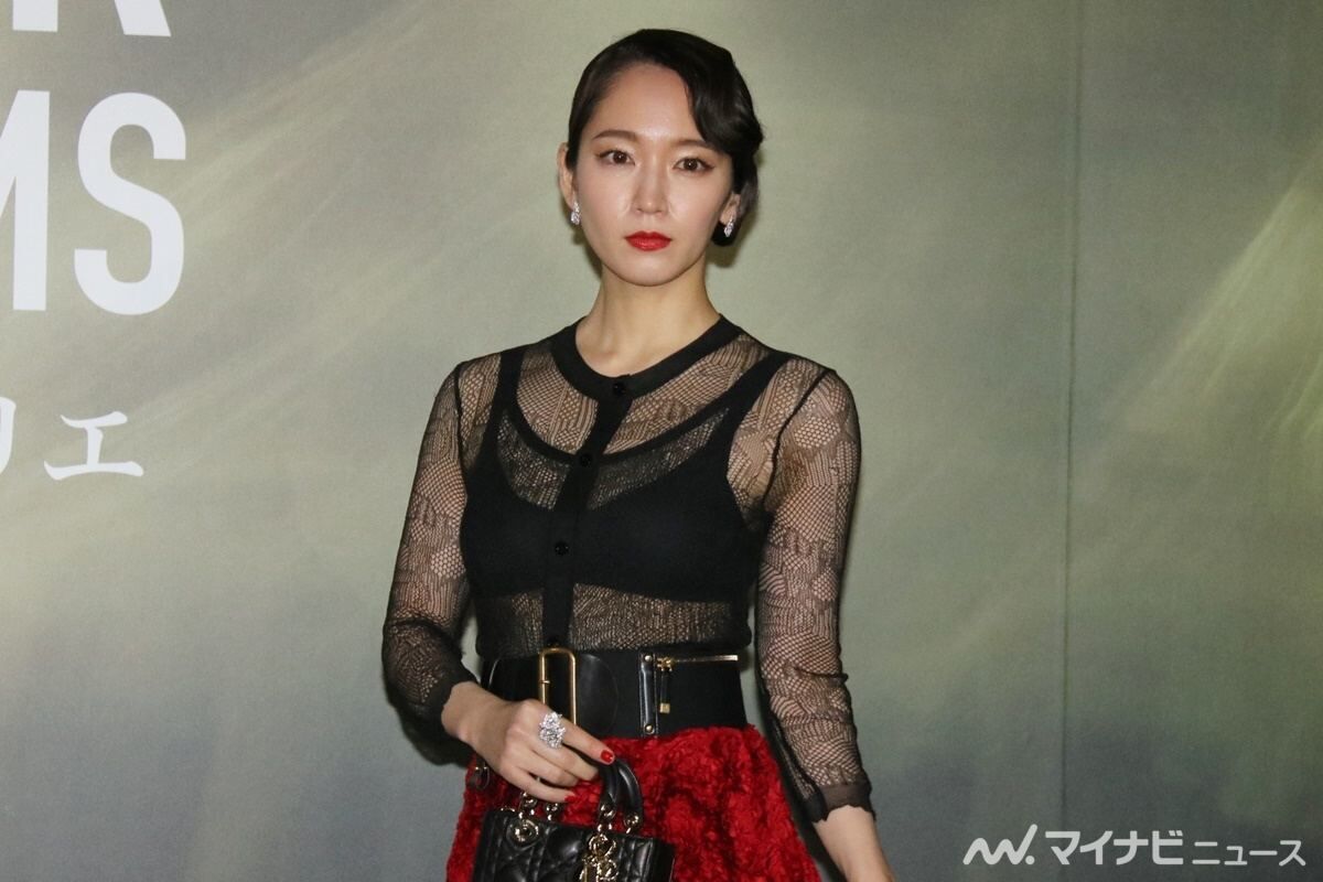 【芸能】吉岡里帆、胸元セクシーなドレスで色気放つ　