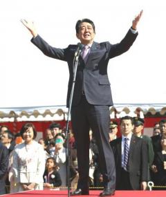 安倍晋三元首相が近大卒業式にサプライズ登場 山中伸弥氏、堀江貴文氏らに続き、今年もビッグ？ゲスト