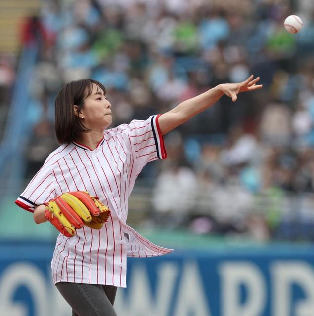 【野球】石川佳純（31）始球式で着用した“不可解”ユニフォームが物議　