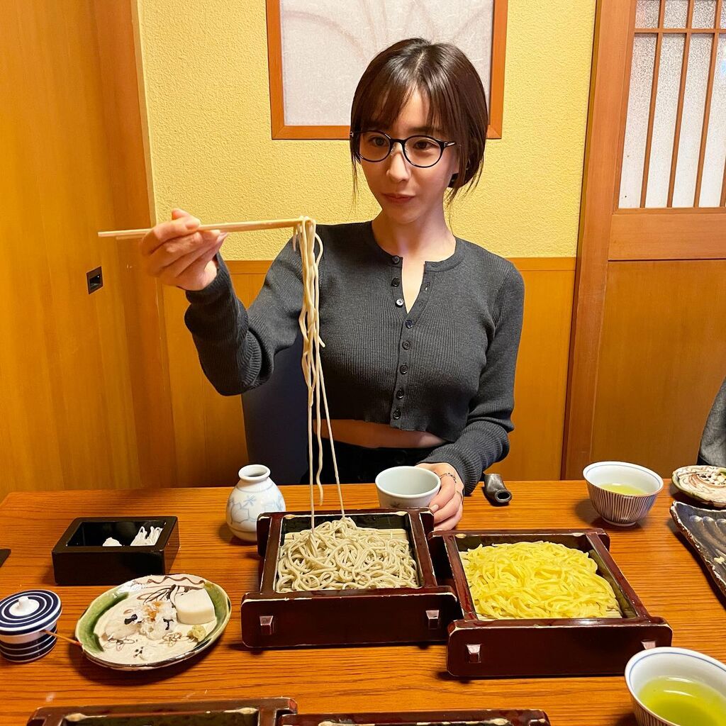 【画像】田中みな実さん眼鏡姿で蕎麦をすする