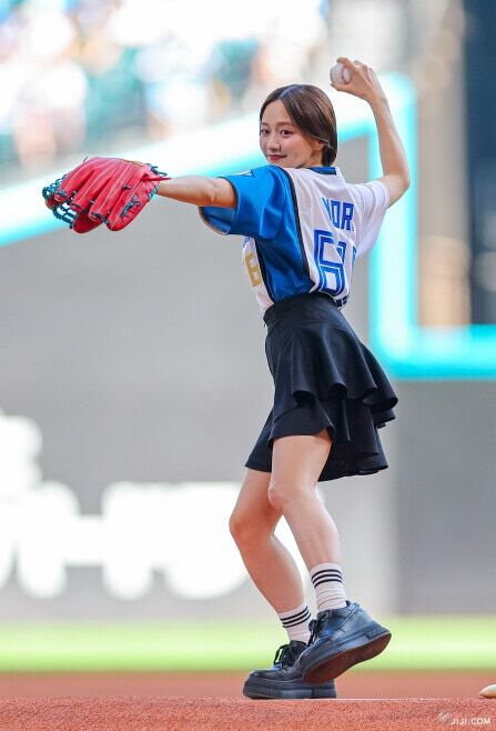 【芸能】森香澄（30）きつねダンスで美脚チラリ
