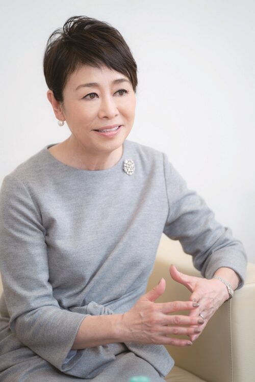 【画像あり】安藤優子（63）膝上ミニ＆全身赤の私服コーデが素敵！