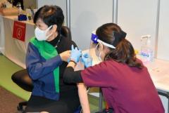 全国で一日の死者数“第5波”超え  小池都知事、3回目は“モデルナ”で「交互接種」