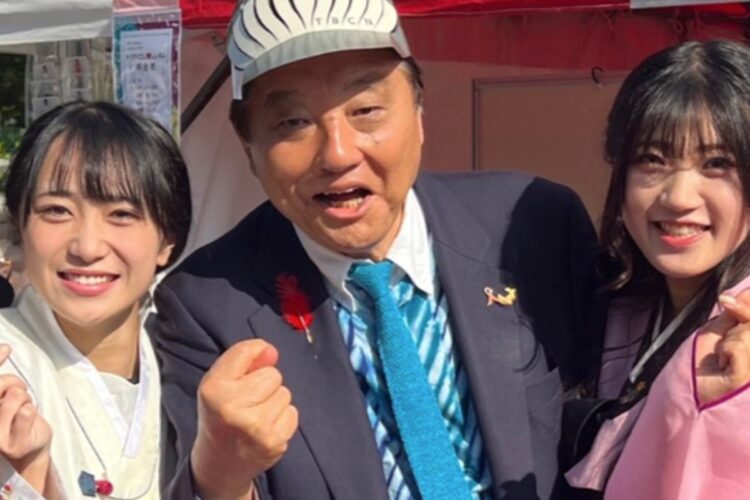 【画像】名古屋・河村たかし市長、女性アイドルとの記念撮影で「わいせつハンドサイン」