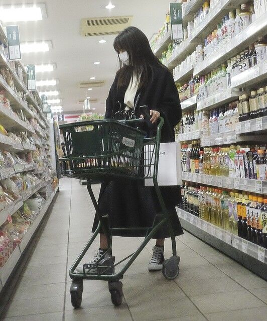 【激写】広瀬すず、スーパーでカレーの食材を買う