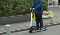 【危険】電動キックボード規制緩和へ 運転免許不要 ヘルメット任意 一部は歩道も走行可 道交法改正方針