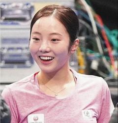 【復調】本田真凜  鮮やかピンクのTシャツ姿で登場