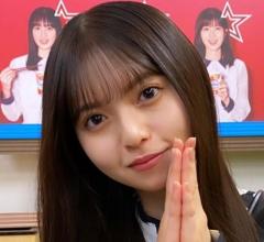 齋藤飛鳥、やっぱり顔小っさ！黒縁メガネで知的な可愛さが炸裂中