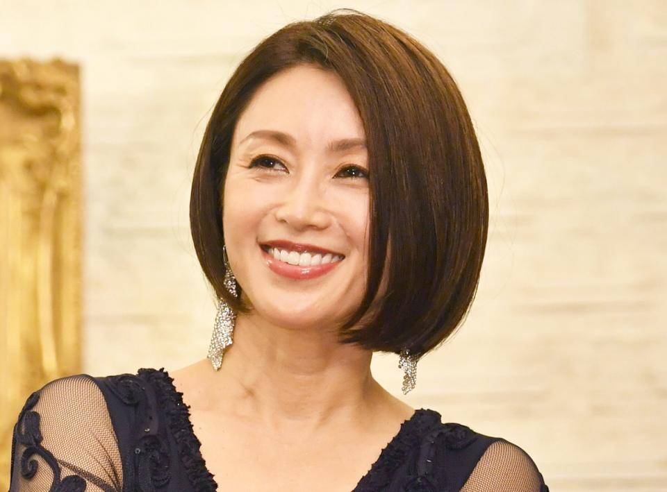 【芸能】酒井法子（52）が肩出しぴったりニットワンピ姿で雑誌カバーガール！