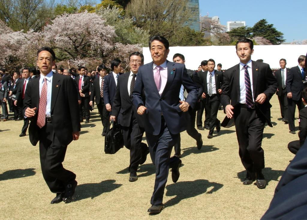 【違法】桜を見る会の夕食会にサントリーが３年間酒を無償提供　