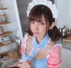 えなこ、バスタブの泡からセクシーなお尻＆背中がひょっこり。