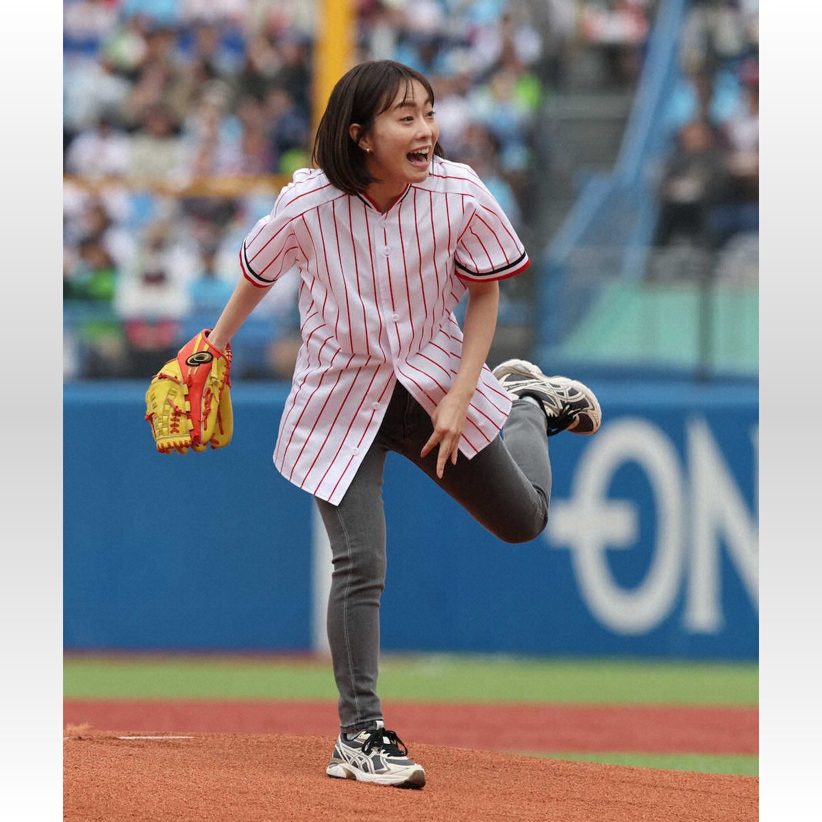 【始球式】石川佳純さん（31）の投球フォームに称賛の声