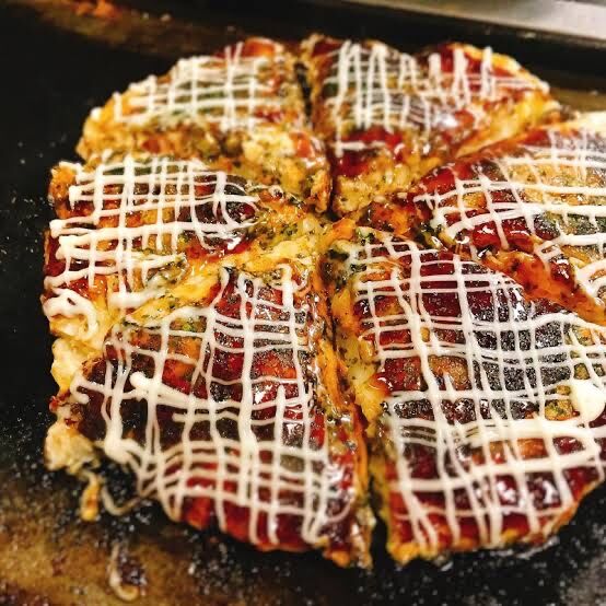 【悲報】関東人さん、お好み焼きをピザみたいにカットして食べていた