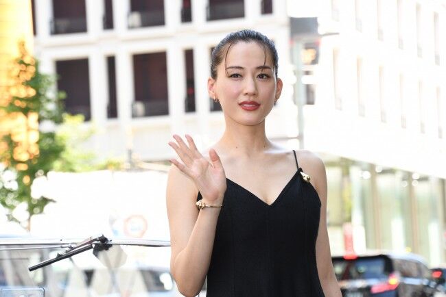 【芸能】綾瀬はるか（38）クラシックカーで銀座に登場　