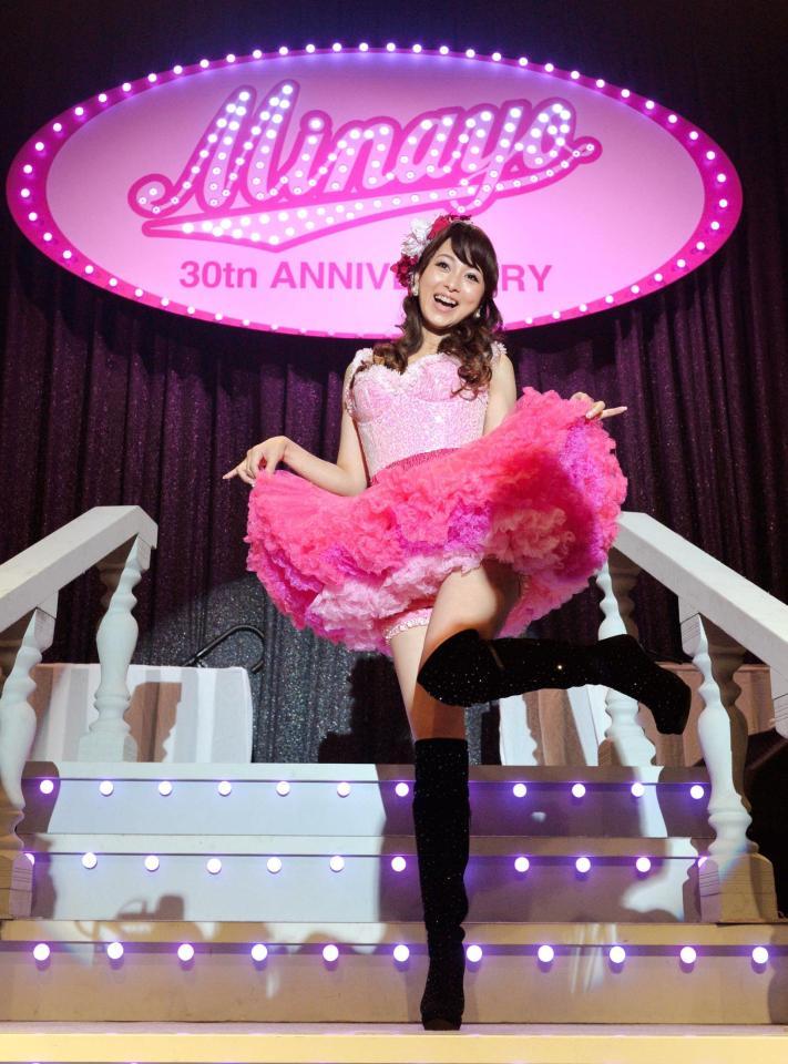 渡辺美奈代さんが54歳でミニスカ