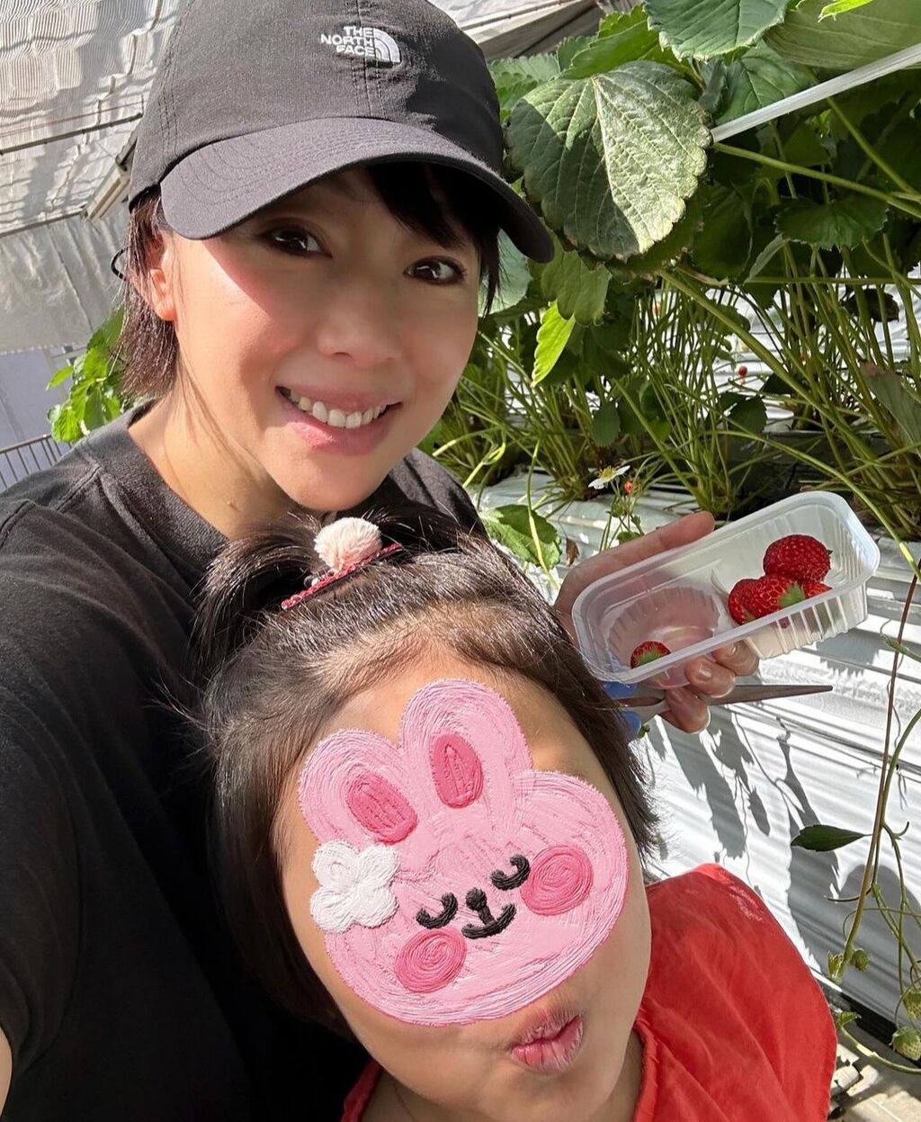 【芸能】第2子妊娠中の井上和香（44）ふっくらお腹＆娘との2ショット公開